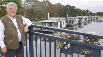 Zufrieden mit der Buchungsbilanz für die acht Hausboote auf dem Beerster Kanal: Hans-Joachim Frost, Geschäftsführer der Reederei GmbH Marina am See. Die Gesellschafter wollen sich bei ihrer nächsten Sitzung auch darüber unterhalten, eventuell weitere Boote zu Wasser zu lassen.