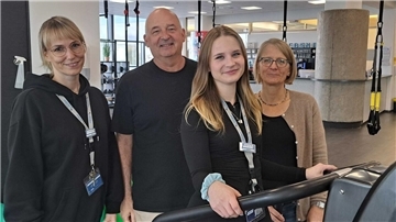 Zufrieden mit der Teilzeit-Ausbildung: Alexandra Tege (v.l.), Frank Schwebe und Cheyanne Schmidt vom Fitnessstudio Ebene 2 mit Sabine Giese von der Agentur für Arbeit.