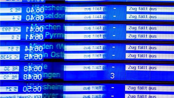 DB: So viele Fernverkehrsfahrten sind 2023 ausgefallen „Zug fällt aus“ ist auf einer Anzeige im Hauptbahnhof Hannover zu lesen. 2023 kam das oft vor.
