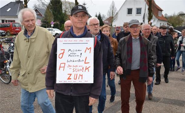 Sieben Jahre nach Ende der Zevener Klinik folgt der MLK-Förderverein Zuhörer auf dem Weg in die Aula des Rotenburger Ratsgymnasiums, in der der Kreistag am 11. April 2018 zu einer Sondersitzung zusammenkam