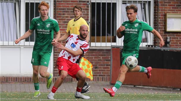 Braker Trainer Malte Müller fordert: Effektivität vor dem Tor steigern Fußballspiel SV Brake gegen SV GW Mühlen mit Noah Maletzko (weiß-rotes Trikot)