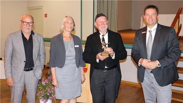 Zuletzt hatte im vergangenen Hartmut Kühne (2. von rechts) die Goldene Krabbe gewonnen. Unser Bild zeigt ihn zusammen mit Burkhard Leimbach, der die Laudatio gehalten hatte, der damaligen „Gezeiten“-Vorsitzenden Renate Knauel und Bürgermeister Axel Linneweber.