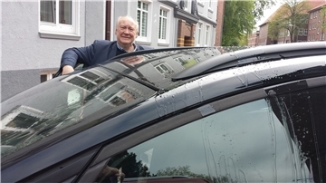 Zuletzt wurde das Auto von Gunnar Wegener im Mai dieses Jahres mit Lackfarbe beschmiert. Beim Beseitigen der Spuren zeigte sich der Sozialdemokrat aus Cuxhaven wenig begeistert. Mittlerweile sei ihm durch derlei Attacken ein Schaden von 10 000 Euro entstanden, sagt er.