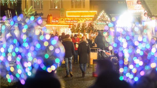 20-Jähriger soll Weihnachtsmarkt-Anschlag geplant haben Zuletzt wurden in Nordrhein-Westfalen und Brandenburg zwei Jugendliche festgenommen, die einen Anschlag auf einen Weihnachtsmarkt geplant haben sollen.