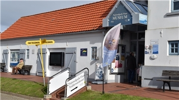 Eingangsbereich des Nationalparkhauses Museum Fedderwardersiel in Butjadingen.
