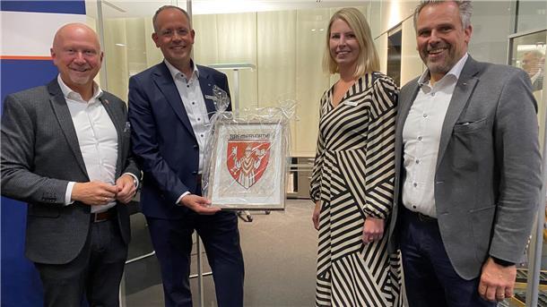 Volksbank feiert 100-jähriges Bestehen in Bremervörde Zum 100-jährigen Jubiläum der Volksbank Bremervörde überreichte Bremervördes Bürgermeister Michael Hannebacher (von links) das Bremervörder Stadtwappen mit dem heiligen Liborius an Volksbank-Vorstandssprecher Jan Mackenberg, Vorstandsmitglied Stefanie Kase und den stellvertretenden Vorstandssprecher Michael Kersting.