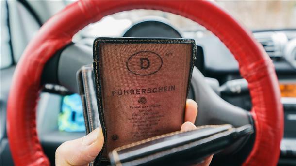 Das Foto zeigt einen alten Führerschein.