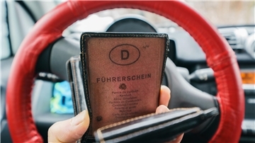 Das Foto zeigt einen alten Führerschein.