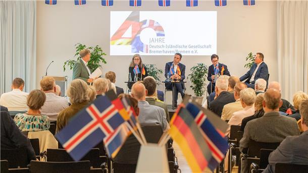 Zum 40-jährigen Bestehen der Deutsch-Isländischen Gesellschaft Bremerhaven/Bremen diskutierten im Historischen Museum unter der Moderation von Dr. Gerd Kraus (Thünen-Institut) die Expertinnen und Experten Bergdís Ellertsdóttir (Nationale Arktis-Beauftragte Islands), Samuel Rodriguez Ortega (Hochseefischerei-Verband), Dr. Volker Rachold (Alfred-Wegener-Institut) und Philipp Sander (Auswärtiges Amt) über „Island zwischen Arktis und EU“.