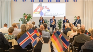 Zum 40-jährigen Bestehen der Deutsch-Isländischen Gesellschaft Bremerhaven/Bremen diskutierten im Historischen Museum unter der Moderation von Dr. Gerd Kraus (Thünen-Institut) die Expertinnen und Experten Bergdís Ellertsdóttir (Nationale Arktis-Beauftragte Islands), Samuel Rodriguez Ortega (Hochseefischerei-Verband), Dr. Volker Rachold (Alfred-Wegener-Institut) und Philipp Sander (Auswärtiges Amt) über „Island zwischen Arktis und EU“.