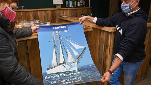 Karstadt-Fan nimmt Abschied Zum 70. Geburtstag segelte ein namenloses weißer Segler auf dem Plakat von Karstadt Bremerhaven.
