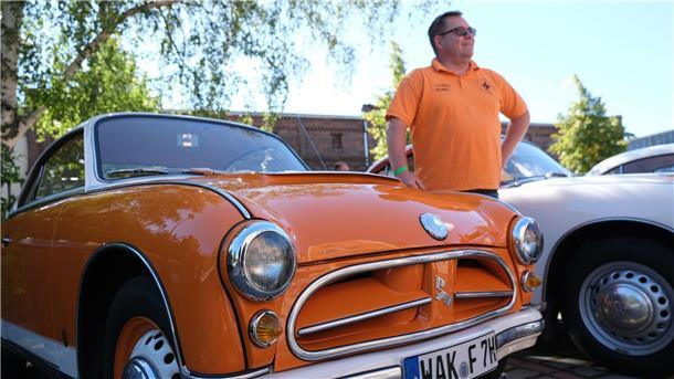 Alte Autos und knallige Farben Zum 70. Geburtstags des Autos P70 trafen sich einige Besitzer und Besitzerinnen in der Stadt Zwickau.