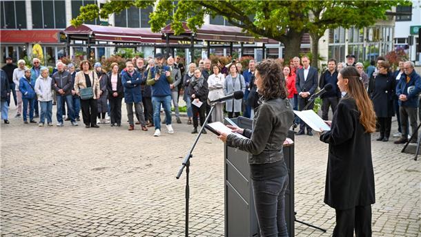 Zum 80. Jahrestag des Kriegsendes fand vor der Großen Kirche eine Gedenkfeier statt. Die Schauspielerinnen Marsha B. Zimmermann und Anna Caterina Fadda (re.) zeigten Auszüge aus dem Theaterprojekt „Stunde Null“.