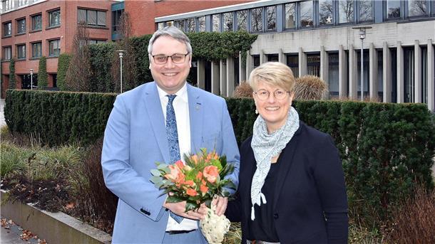 Zum Abschied bekam Martina Schröder von Landrat Marco Prietz einen Blumenstrauß überreicht.