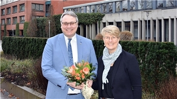Zum Abschied bekam Martina Schröder von Landrat Marco Prietz einen Blumenstrauß überreicht.