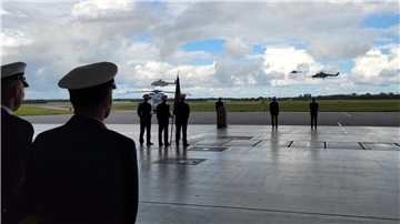 Zum Abschied des "alten" Kommodore, Kapitän zur See Carsten Holtgreve, fliegen ein NH90 Sea Lion und zwei Lynx-Hubschrauber eine Ehrenrunde vor der Halle auf dem Marinefliegerstützpunkt in Nordholz.