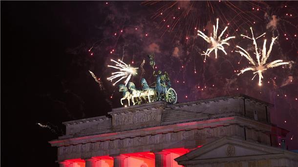 Veranstalter: Keine Silvesterparty am Brandenburger Tor Zum Abschluss der Show gab es - wie hier beim Jahreswechsel 2024/2025 - ein Feuerwerk. (Archivbild)