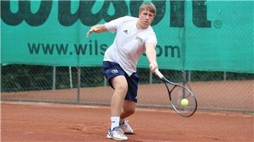 Tim Okrey spielt Tennis