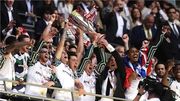 Zum Aufstieg gab es auf der Tribüne des Wembley-Stadions auch einen Pokal.