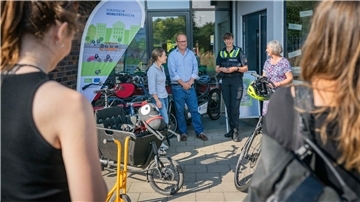 Zum Auftakt der Europäischen Mobilitätswoche in Bremerhaven gab es eine „rollende Pressekonferenz“. Die Mobilitätsbeauftragte Johanna Lichtenberg, Robert Reichstein vom Amt für Jugend, Familie und Frauen, Nadine Laue von der Ortspolizeibehörde und Miriam Smith von der Kita Voßstraße (von links) beantworteten Fragen.