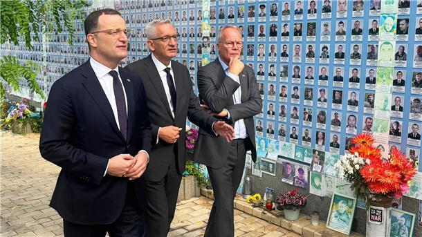 Koalitionsspitzen gemeinsam zu Solidaritätsbesuch in Kiew Zum Auftakt ihres Besuchs gedenken Spahn und Miersch der gefallenen Soldaten.