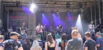 Die Nordenhamer Punkband Nudelbox 3,50 Euro.
