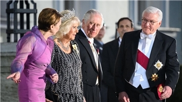 Zum Ausklang des ersten Tages ihres Staatsbesuchs sind König Charles III. und seine Frau Camilla zum Staatsbankett in Schloss Bellevue eingetroffen. Bundespräsident Frank-Walter Steinmeier und seine Frau Elke Büdenbender haben das Königspaar empfangen.