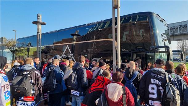 Zum ersten Auswärtsspiel der Pinguins in der Finalserie fahren fünf Fanbusse in die Hauptstadt. Wer dabei sein will, kann sich im Apollo und während des ersten Heimspiels Tickets kaufen.