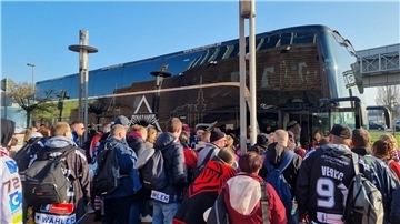 Zum ersten Auswärtsspiel der Pinguins in der Finalserie fahren fünf Fanbusse in die Hauptstadt. Wer dabei sein will, kann sich im Apollo und während des ersten Heimspiels Tickets kaufen.