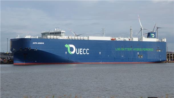 Ein Autofrachter liegt am Terminal in Bremerhaven.