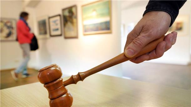 Höchster Auktionszuschlag in Ahrenshoop für Ebert-Gemälde Zum Ersten, zum Zweiten, zum Dritten.