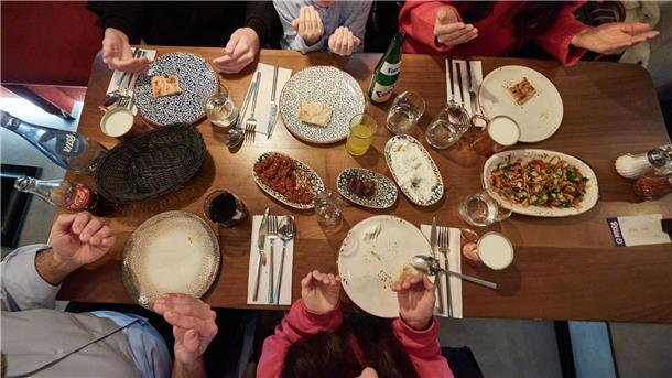 Ramadan miterleben im Internet Zum Fastenbrechen während des Ramadans kommen viele Familien und Freunde am Abend zusammen.