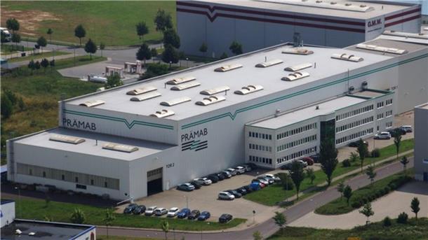 Rönner Gruppe erweitert Netzwerk durch Übernahme von GMW in Burg Luftaufnahme des Firmengebäudes der ehemaligen GMW PRÄMAB GmbH in Burg bei Magdeburg. Zu sehen sind die große Produktionshalle mit dem Schriftzug „PRÄMAB“ und ein angrenzendes Verwaltungsgebäude, umgeben von Parkplätzen und Grünflächen.