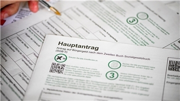 Zum Jahresanfang 2024 steigt das Bürgergeld in der Grundsicherung im Schnitt um rund zwölf Prozent.