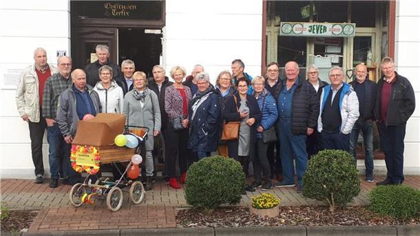 Die Teilnehmer des Klassentreffens haben sich zu einem Gruppenfoto aufgestellt.