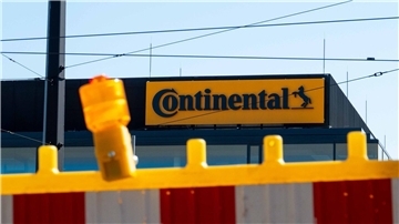 Zum Nettoergebnis hat Continental noch keine Angaben gemacht. Nach neun Monaten hatte der Konzern vor allem wegen hoher Abschreibungen aber einen Verlust von 216 Millionen Euro angesammelt.