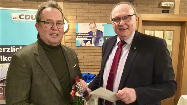 Zum Neujahrsempfang war auch Bürgermeister Harald Stindt (rechts) eingeladen. Gunnar Meier begrüßte ihn in Vertretung der erkrankten Stadlander CDU-Vorsitzenden. Dr. Gabriele Wobbe-Sahm.