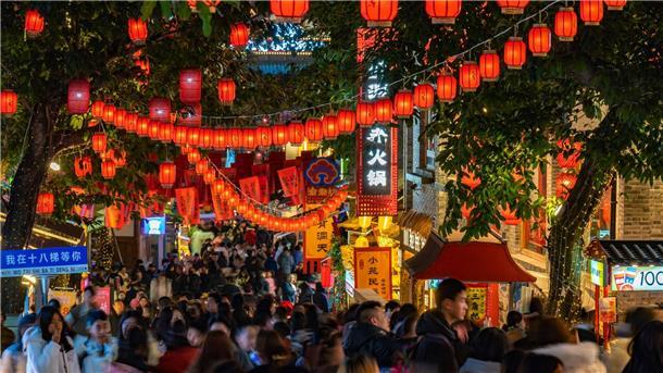 China hofft zum Neujahrsfest auf Reiserekord Zum Neujahrsfest sind die Straßen in den chinesischen Städten und Dörfern festlich geschmückt.