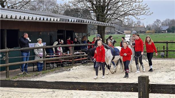 Zum Rahmenprogramm auf Hof Holthusen gehörte auch das Ponyreiten, das bei den Kleinen gut ankam.