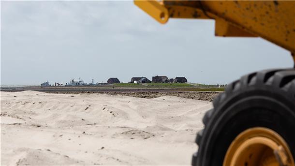 Zum Schutz müssen die Warften auf Hallig Langeneß höher gebaut werden. 73.000 Kubikmeter Sand sind hier für die Aufschüttung erforderlich