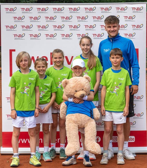 Zum Team der Region Jade-Weser-Hunte zählten (von links) Luuk Ahrens, Lotta Stüdemann, Philippa Janssen, Jan Beyersdorff (mit Maskottchen), Heidi Meyer, Tom Seidl und JWH-Jüngstentrainer Robin Baciulis.