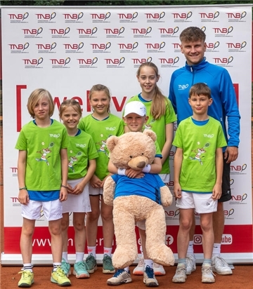 Zum Team der Region Jade-Weser-Hunte zählten (von links) Luuk Ahrens, Lotta Stüdemann, Philippa Janssen, Jan Beyersdorff (mit Maskottchen), Heidi Meyer, Tom Seidl und JWH-Jüngstentrainer Robin Baciulis.