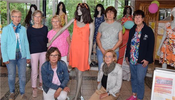 Zum Team von "Tweede Hand" zählen neben der Vorsitzenden Edeltraud Lieder (links) und Kassenwartin Ilse Krohn (Zweit von links) weitere ehrenamtlich engagierte Damen.