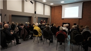 Zum Thema Artenvielfalt in Gärten informierten Ulrich Kraus und Renate Gründling während der Veranstaltung in der Feldhofhalle.