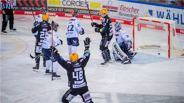 Pinguins sichern sich drei Matchpucks für den Einzug ins Playoff-Halbfinale Zum zweiten Mal in Folge jubeln die Pinguins in der Verlängerung und gewinnen mit 4:3 in der Extrazeit.