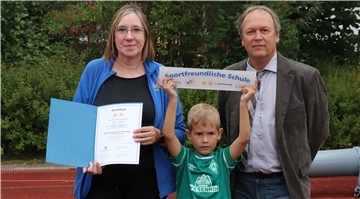 Zum zweiten Mal wurde die Oste Grundschule in Heeslingen zur sportfreundlichen Schule ausgezeichnet. Schulleiterin Birgit Arnoldt nimmt die Auszeichnung von Detlef Zeidler entgegen.