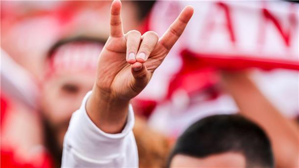 Bayern überlässt Einsatz von Schweigefuchs den Lehrern Zumindest an Bayerns Schulen ist der Schweigefuchs weiterhin erlaubt. Im Gegensatz zum Fußballplatz: Hier sorgte die Handgeste - verstanden als Wolfsgruß - für einen Eklat. (Archivbild)
