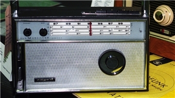 Zunächst nur für militärische Zwecke genutzt, wurde das Radio später zum Unterhaltungsmedium für die ganze Familie.