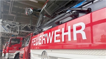 Zunächst war unklar, warum das Auto der Fahrerin auf die Gegenfahrbahn geriet. (Symbolbild)