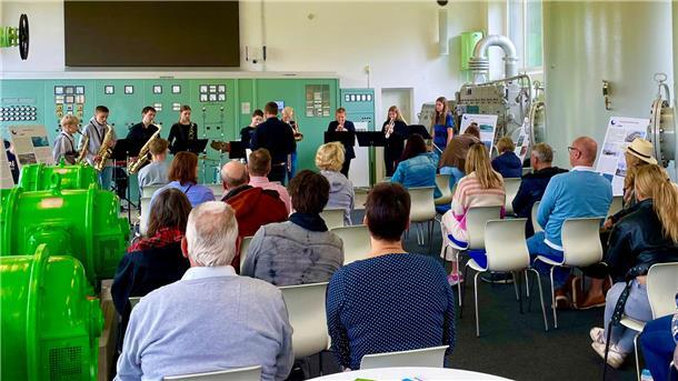 Besuche Ausstellung in der Wesermarsch: Darum lohnt sich ein Besuch der Kaskade Veranstaltung mit vielen Zuhörern und Live-Musik in einem Museum.